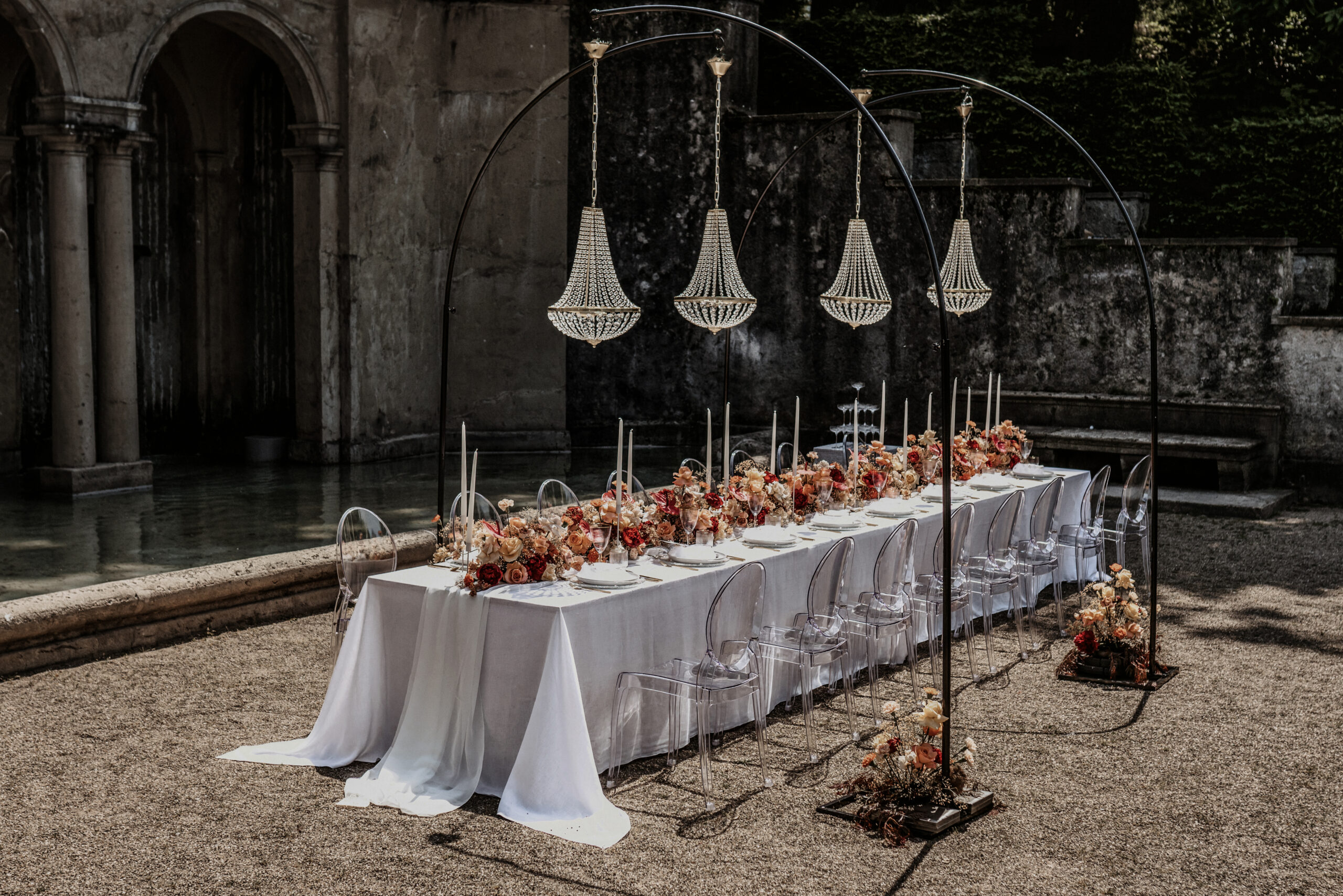 Julia & Lars – festlich gedeckte Hochzeitstafel mit Blumen und Kronleuchtern