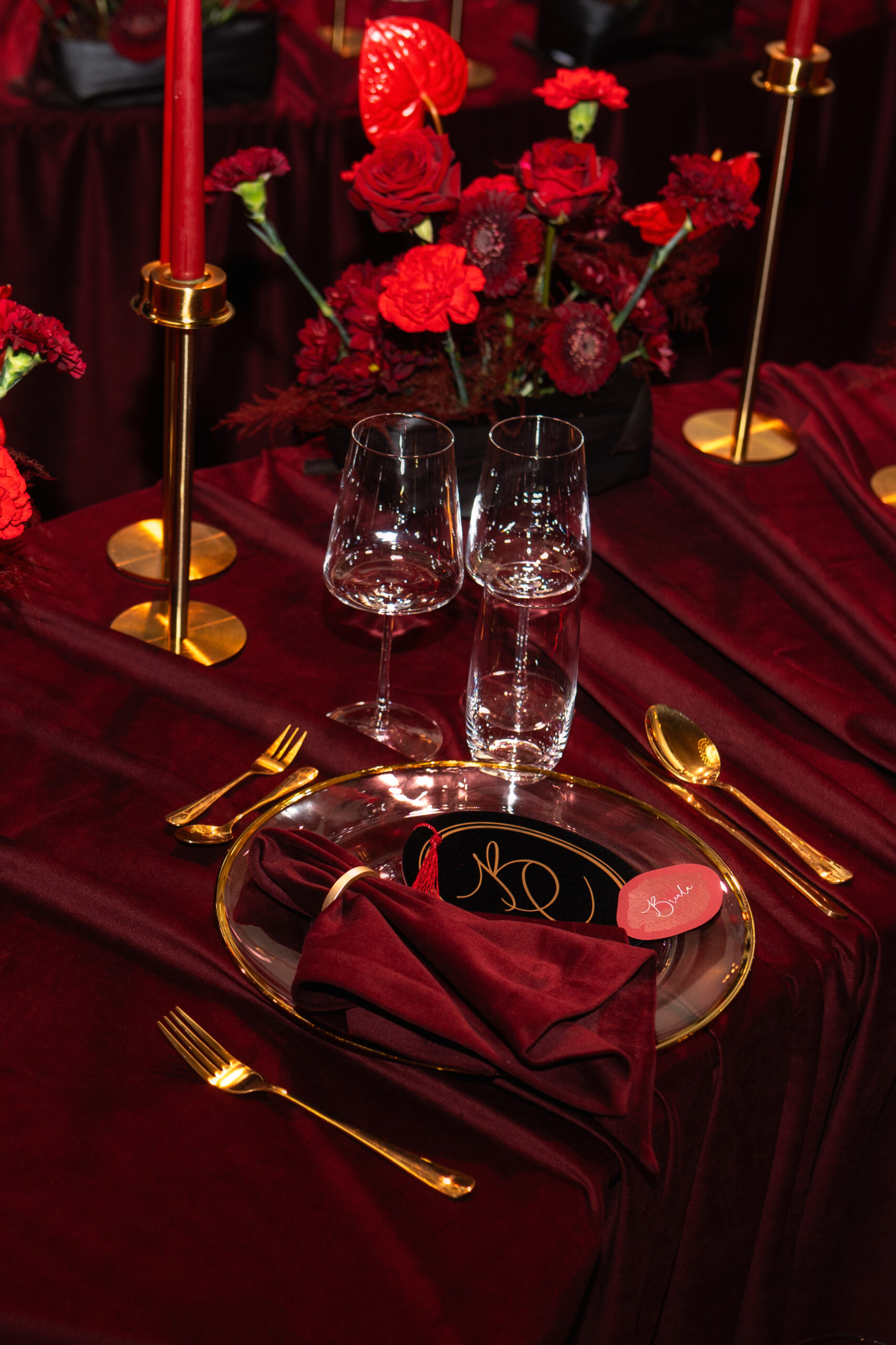 Tischdekoration mit roten Rosen, Kerzen und goldenem Besteck im Grand Casino Luzern.